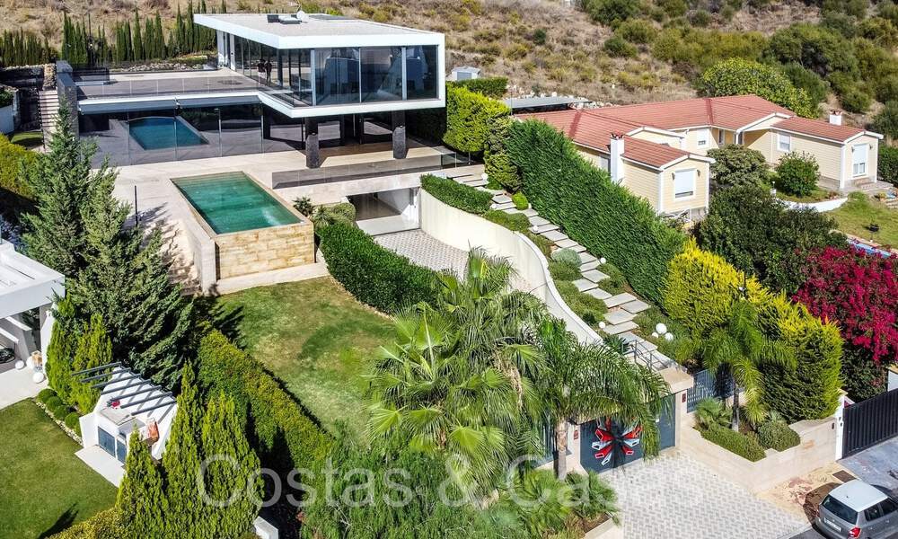 Nueva villa de lujo con estilo arquitectónico avanzado en venta en el valle del golf de Nueva Andalucía, Marbella 64559