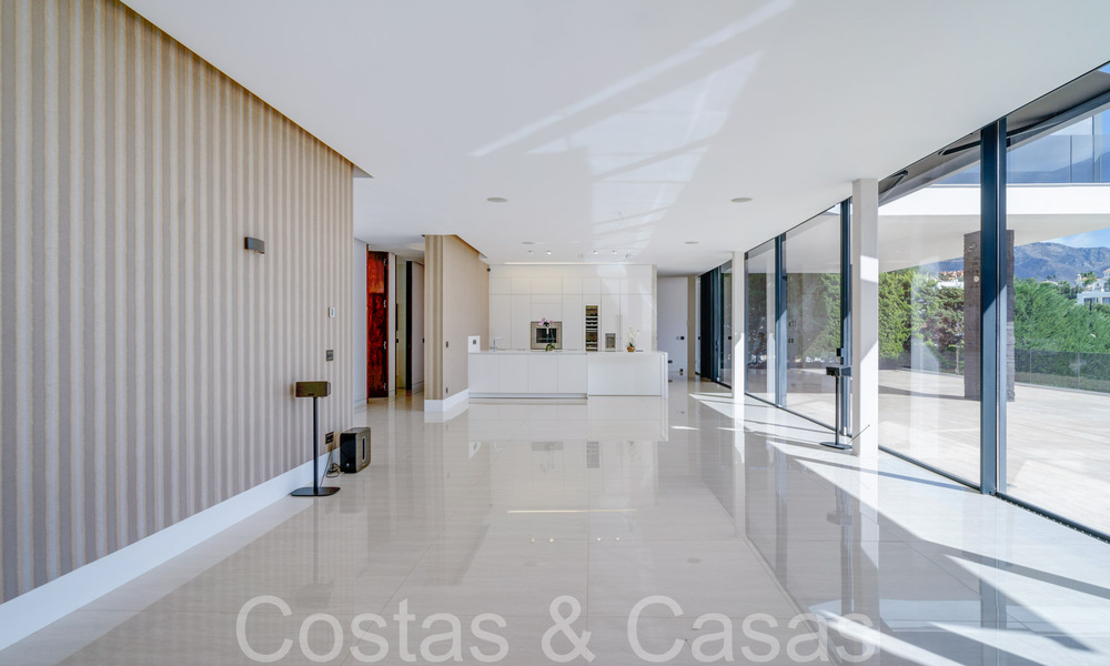 Nueva villa de lujo con estilo arquitectónico avanzado en venta en el valle del golf de Nueva Andalucía, Marbella 64560