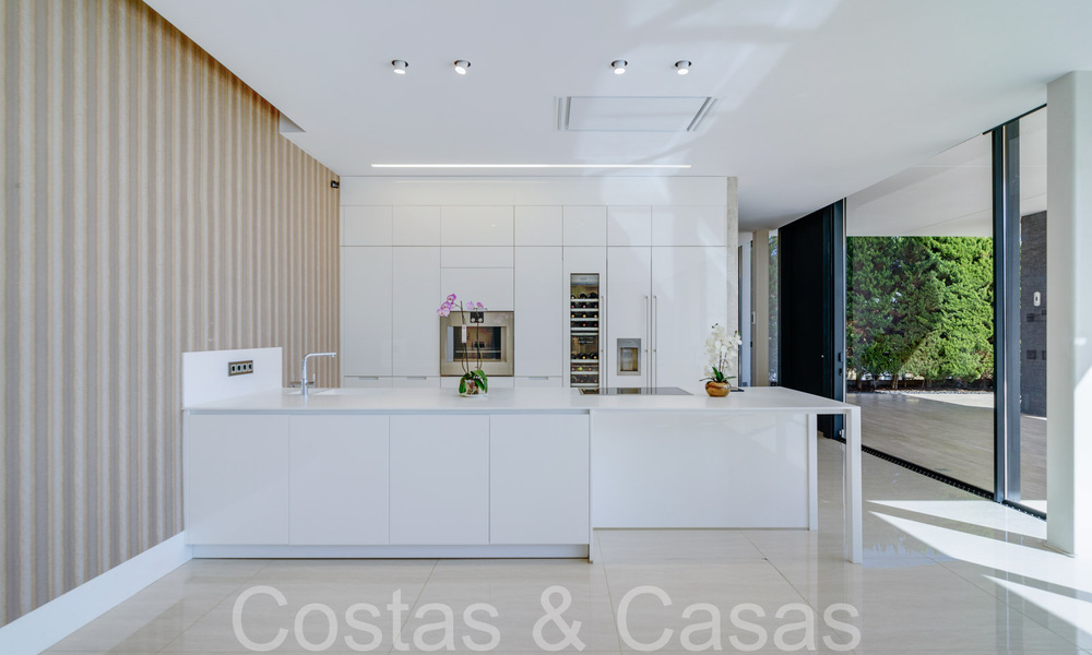 Nueva villa de lujo con estilo arquitectónico avanzado en venta en el valle del golf de Nueva Andalucía, Marbella 64561