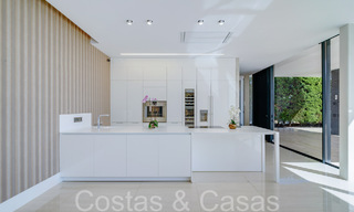 Nueva villa de lujo con estilo arquitectónico avanzado en venta en el valle del golf de Nueva Andalucía, Marbella 64561 