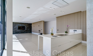 Nueva villa de lujo con estilo arquitectónico avanzado en venta en el valle del golf de Nueva Andalucía, Marbella 64562 