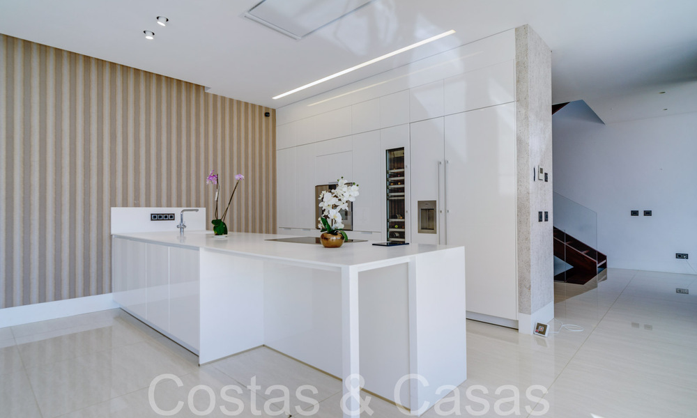 Nueva villa de lujo con estilo arquitectónico avanzado en venta en el valle del golf de Nueva Andalucía, Marbella 64563