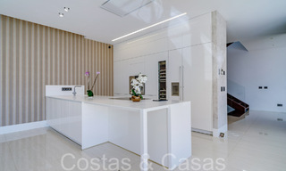 Nueva villa de lujo con estilo arquitectónico avanzado en venta en el valle del golf de Nueva Andalucía, Marbella 64563 