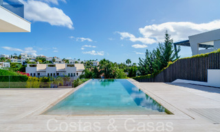 Nueva villa de lujo con estilo arquitectónico avanzado en venta en el valle del golf de Nueva Andalucía, Marbella 64565 