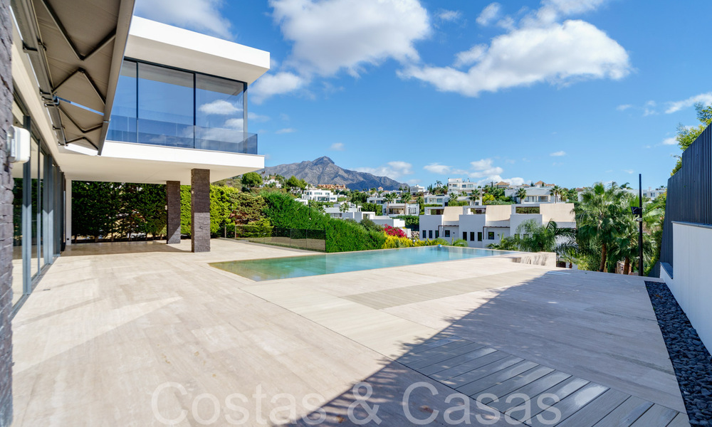 Nueva villa de lujo con estilo arquitectónico avanzado en venta en el valle del golf de Nueva Andalucía, Marbella 64566
