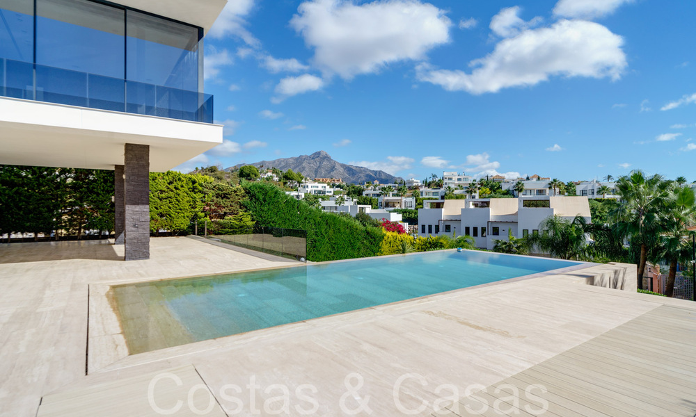Nueva villa de lujo con estilo arquitectónico avanzado en venta en el valle del golf de Nueva Andalucía, Marbella 64567