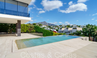 Nueva villa de lujo con estilo arquitectónico avanzado en venta en el valle del golf de Nueva Andalucía, Marbella 64567 