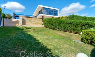 Nueva villa de lujo con estilo arquitectónico avanzado en venta en el valle del golf de Nueva Andalucía, Marbella 64569 