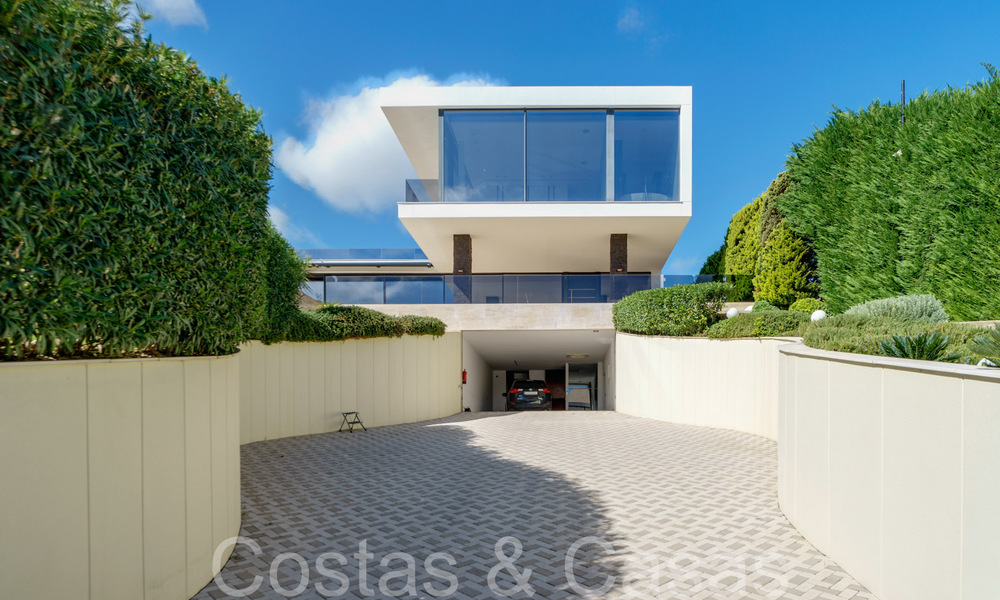 Nueva villa de lujo con estilo arquitectónico avanzado en venta en el valle del golf de Nueva Andalucía, Marbella 64570