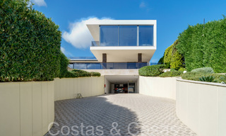 Nueva villa de lujo con estilo arquitectónico avanzado en venta en el valle del golf de Nueva Andalucía, Marbella 64570 