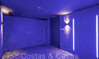 Nueva villa de lujo con estilo arquitectónico avanzado en venta en el valle del golf de Nueva Andalucía, Marbella 64572 