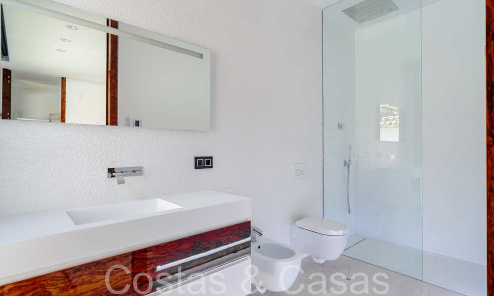 Nueva villa de lujo con estilo arquitectónico avanzado en venta en el valle del golf de Nueva Andalucía, Marbella 64575