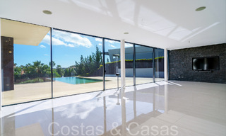 Nueva villa de lujo con estilo arquitectónico avanzado en venta en el valle del golf de Nueva Andalucía, Marbella 64580 