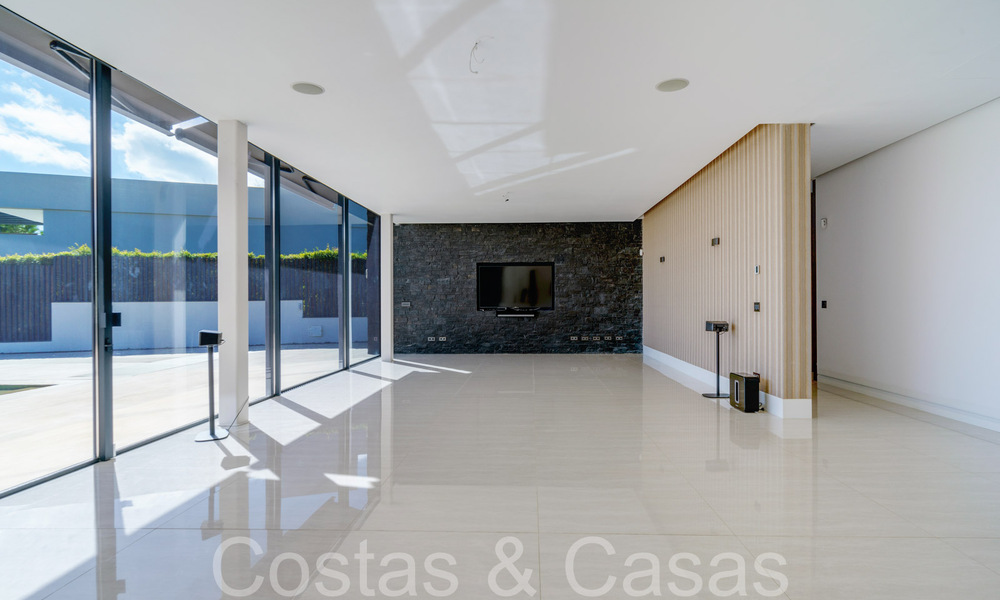 Nueva villa de lujo con estilo arquitectónico avanzado en venta en el valle del golf de Nueva Andalucía, Marbella 64581