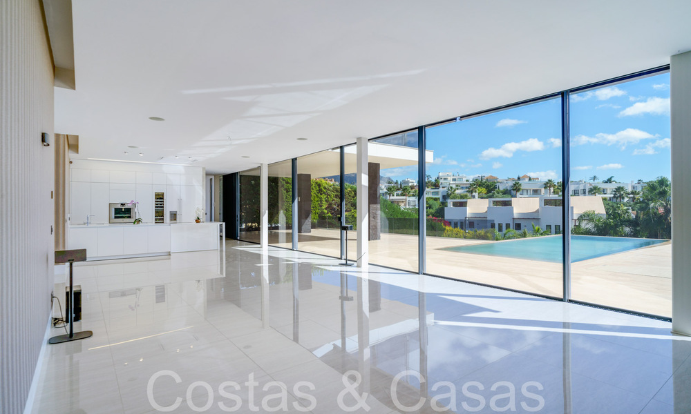 Nueva villa de lujo con estilo arquitectónico avanzado en venta en el valle del golf de Nueva Andalucía, Marbella 64582