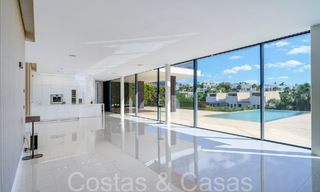 Nueva villa de lujo con estilo arquitectónico avanzado en venta en el valle del golf de Nueva Andalucía, Marbella 64582 