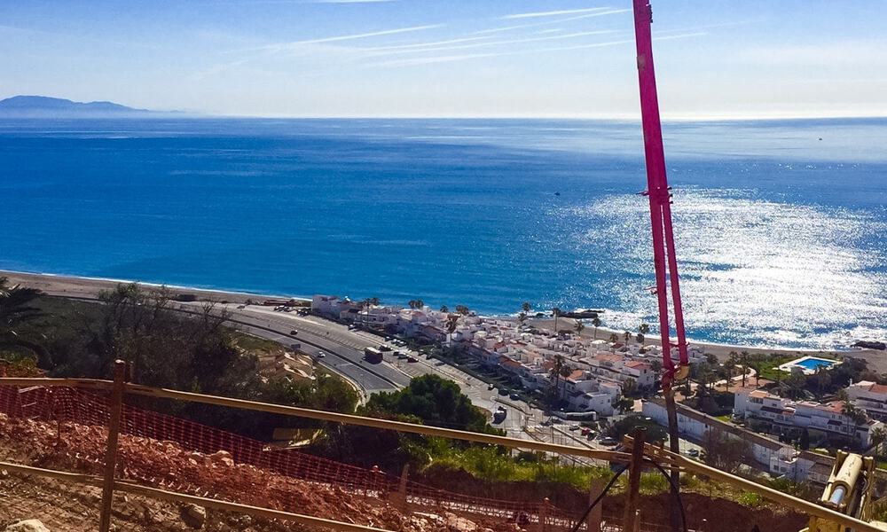 Villa moderna nueva en construcción, con vistas panorámicas al mar en venta en Manilva, Costa del Sol 64620