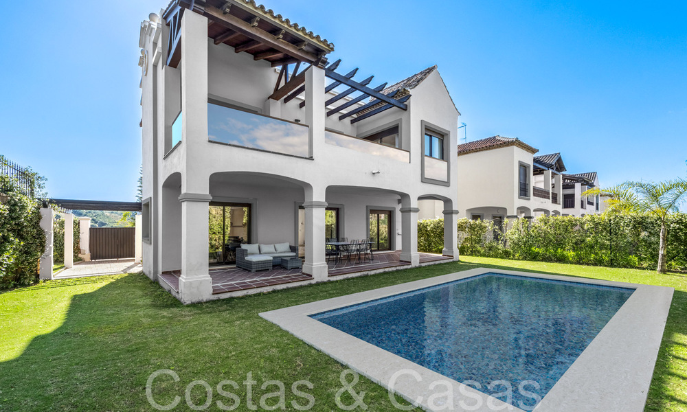 Amplias villas españolas en venta en un entorno idílico de golf en La Duquesa, Costa del Sol 64630