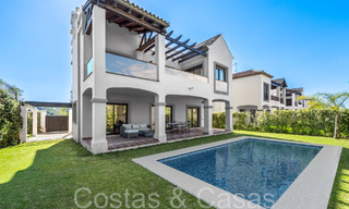 Amplias villas españolas en venta en un entorno idílico de golf en La Duquesa, Costa del Sol 64630 