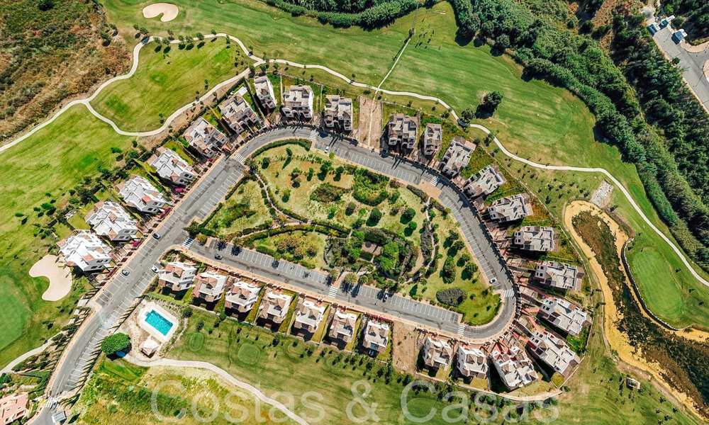 Amplias villas españolas en venta en un entorno idílico de golf en La Duquesa, Costa del Sol 64631