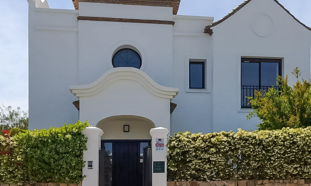 Amplias villas españolas en venta en un entorno idílico de golf en La Duquesa, Costa del Sol 64632