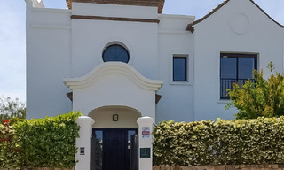 Amplias villas españolas en venta en un entorno idílico de golf en La Duquesa, Costa del Sol 64632 