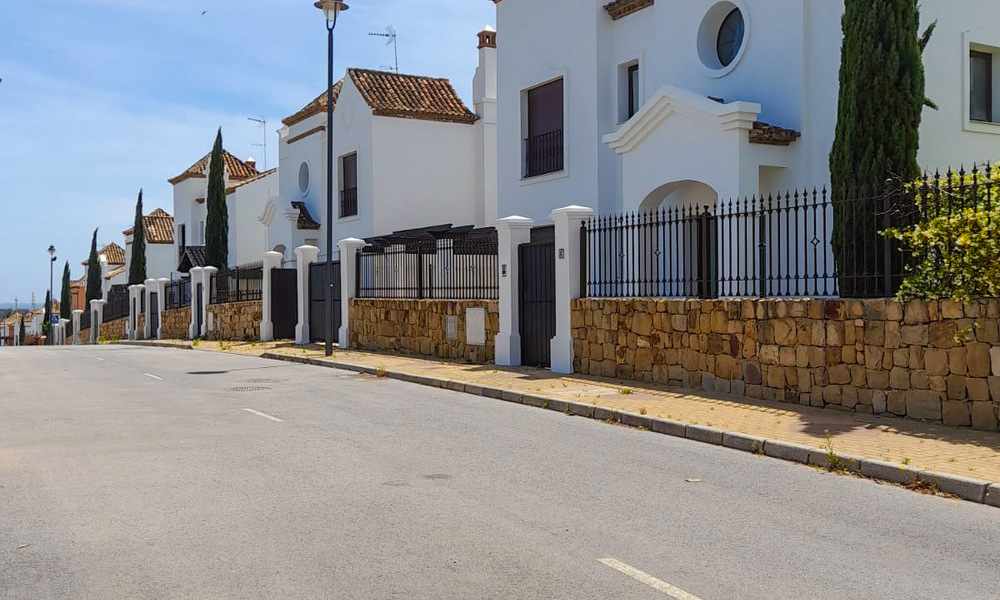 Amplias villas españolas en venta en un entorno idílico de golf en La Duquesa, Costa del Sol 64633