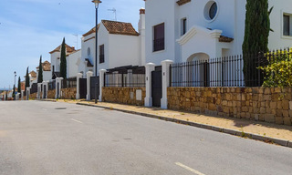 Amplias villas españolas en venta en un entorno idílico de golf en La Duquesa, Costa del Sol 64633 