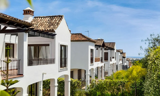 Amplias villas españolas en venta en un entorno idílico de golf en La Duquesa, Costa del Sol 64634 