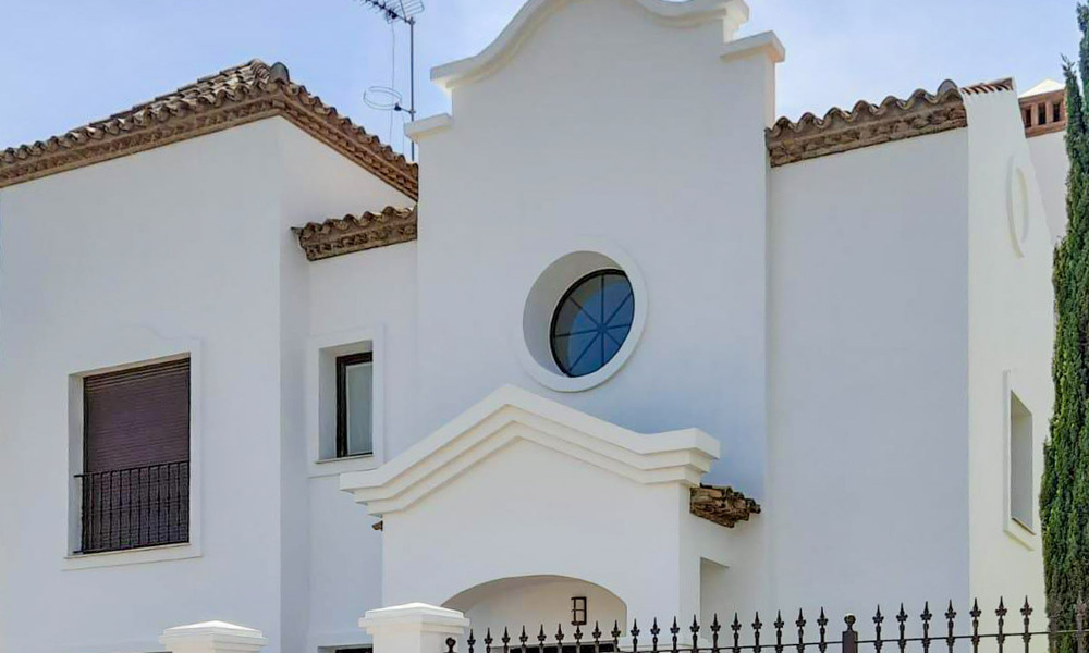 Amplias villas españolas en venta en un entorno idílico de golf en La Duquesa, Costa del Sol 64635