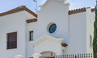 Amplias villas españolas en venta en un entorno idílico de golf en La Duquesa, Costa del Sol 64635 