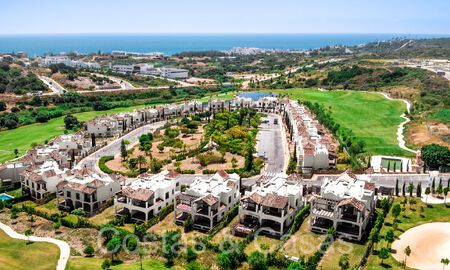 Amplias villas españolas en venta en un entorno idílico de golf en La Duquesa, Costa del Sol 64636