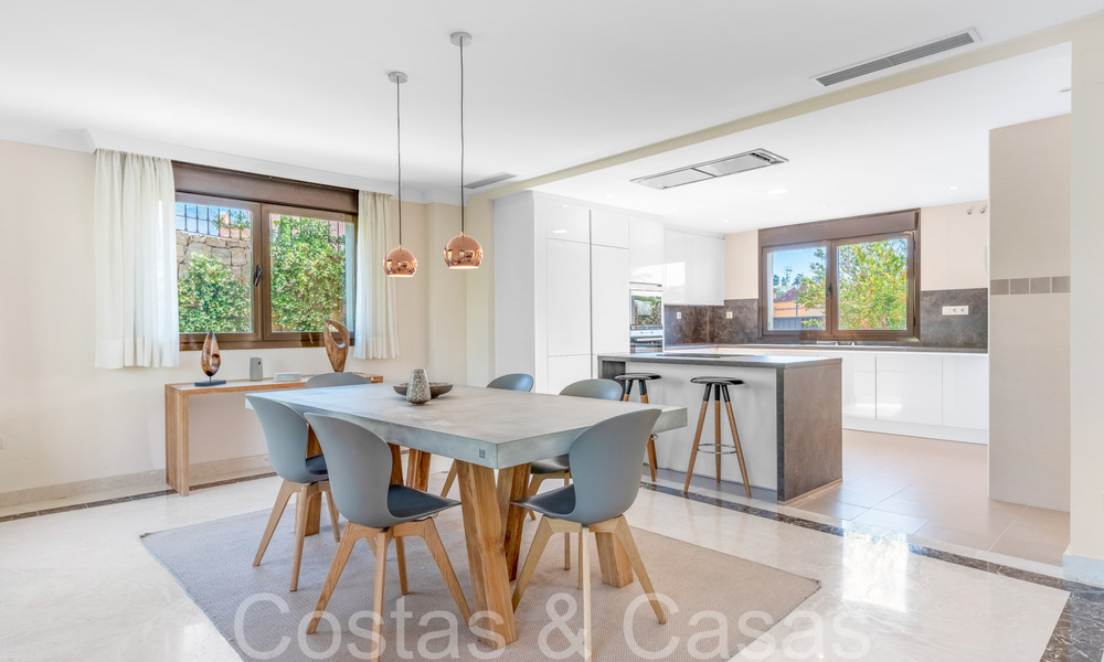 Amplias villas españolas en venta en un entorno idílico de golf en La Duquesa, Costa del Sol 64638