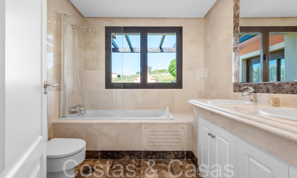 Amplias villas españolas en venta en un entorno idílico de golf en La Duquesa, Costa del Sol 64644