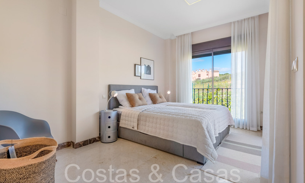 Amplias villas españolas en venta en un entorno idílico de golf en La Duquesa, Costa del Sol 64645