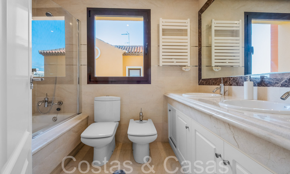 Amplias villas españolas en venta en un entorno idílico de golf en La Duquesa, Costa del Sol 64646