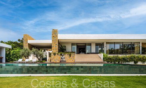 Lista para entrar a vivir, moderna villa de lujo en venta, en primera línea de golf en el prestigioso Marbella Club Golf Resort en Benahavis 65364