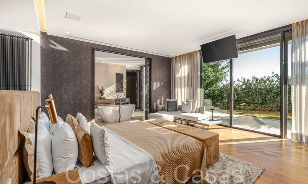 Lista para entrar a vivir, moderna villa de lujo en venta, en primera línea de golf en el prestigioso Marbella Club Golf Resort en Benahavis 65366