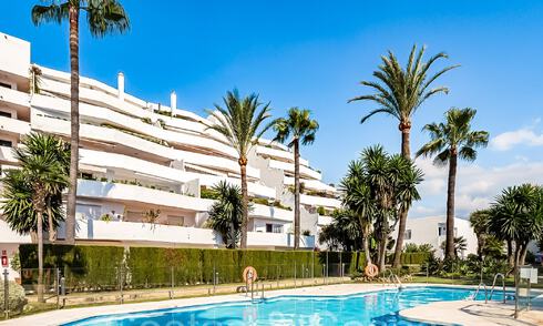 Elegante apartamento renovado en venta en una comunidad cerrada en Nueva Andalucía, Marbella 65408