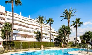 Elegante apartamento renovado en venta en una comunidad cerrada en Nueva Andalucía, Marbella 65408 