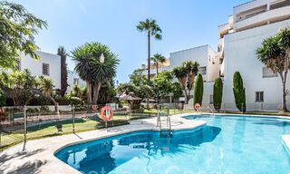 Elegante apartamento renovado en venta en una comunidad cerrada en Nueva Andalucía, Marbella 65409 