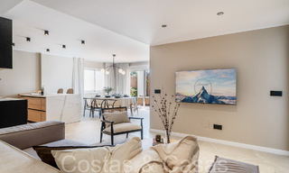 Elegante apartamento renovado en venta en una comunidad cerrada en Nueva Andalucía, Marbella 65414 