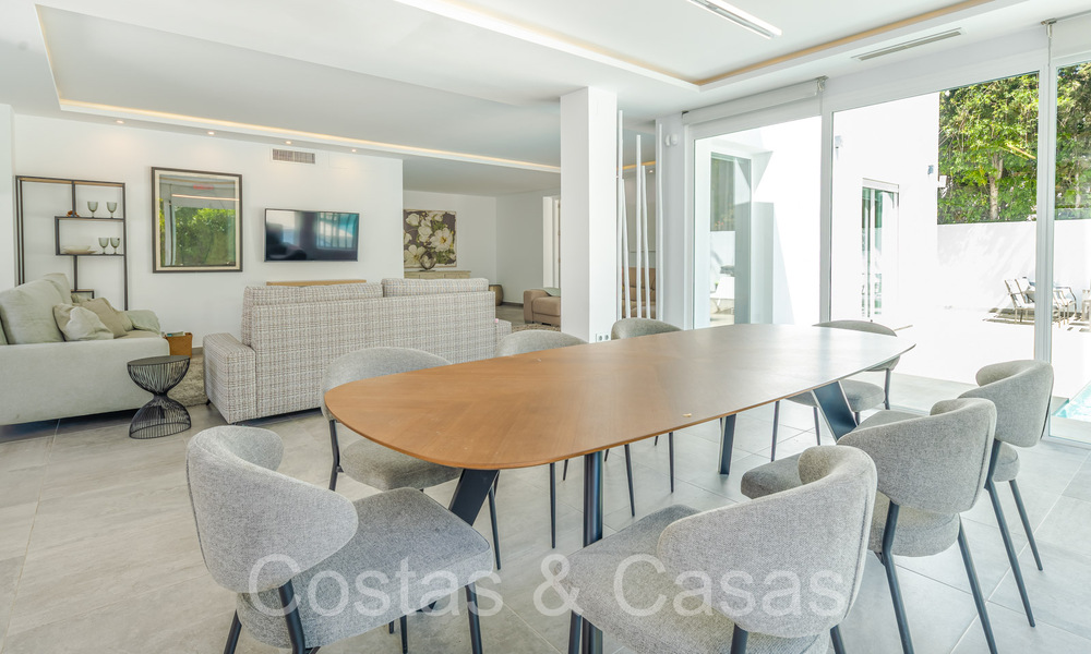 Lista para entrar a vivir, moderna villa de lujo en venta rodeada de campos de golf en Nueva Andalucía, Marbella 65511