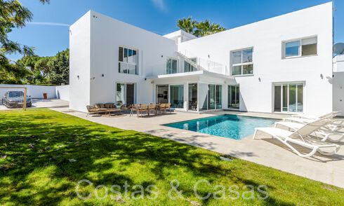 Lista para entrar a vivir, moderna villa de lujo en venta rodeada de campos de golf en Nueva Andalucía, Marbella 65512