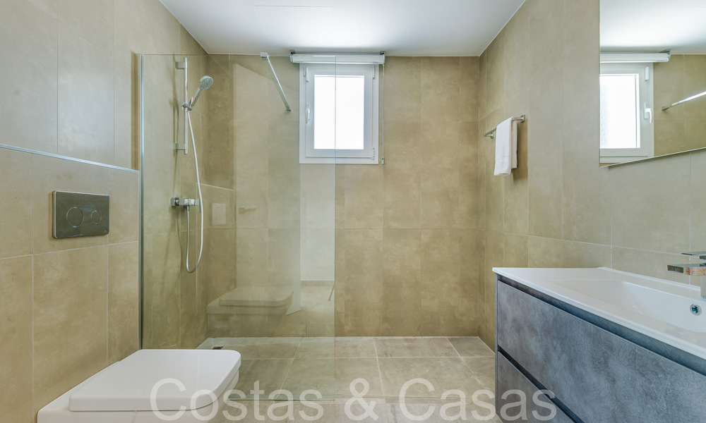 Lista para entrar a vivir, moderna villa de lujo en venta rodeada de campos de golf en Nueva Andalucía, Marbella 65517