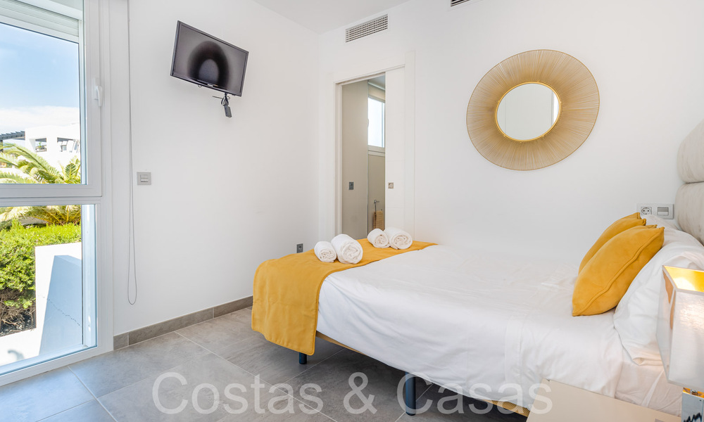 Lista para entrar a vivir, moderna villa de lujo en venta rodeada de campos de golf en Nueva Andalucía, Marbella 65519