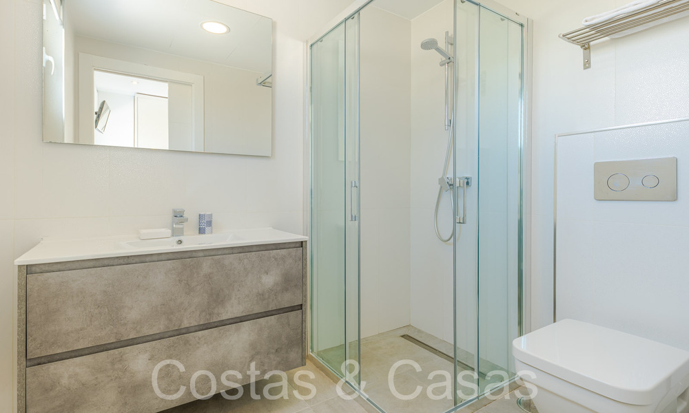 Lista para entrar a vivir, moderna villa de lujo en venta rodeada de campos de golf en Nueva Andalucía, Marbella 65521