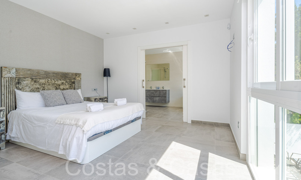Lista para entrar a vivir, moderna villa de lujo en venta rodeada de campos de golf en Nueva Andalucía, Marbella 65522