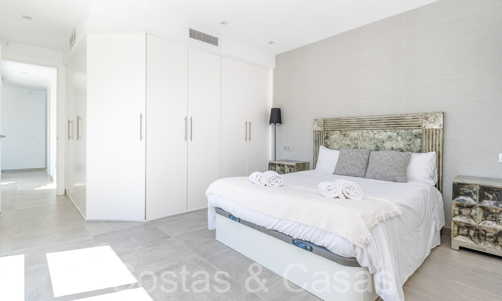 Lista para entrar a vivir, moderna villa de lujo en venta rodeada de campos de golf en Nueva Andalucía, Marbella 65523