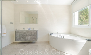 Lista para entrar a vivir, moderna villa de lujo en venta rodeada de campos de golf en Nueva Andalucía, Marbella 65524 